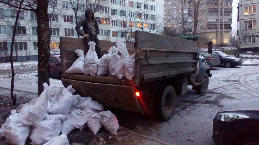 Вывоз мусора в мешках в Архангельске в октябре