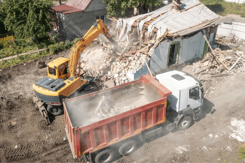 Вывоз мусора после сноса зданий с выездом в Архангельске в октябре
