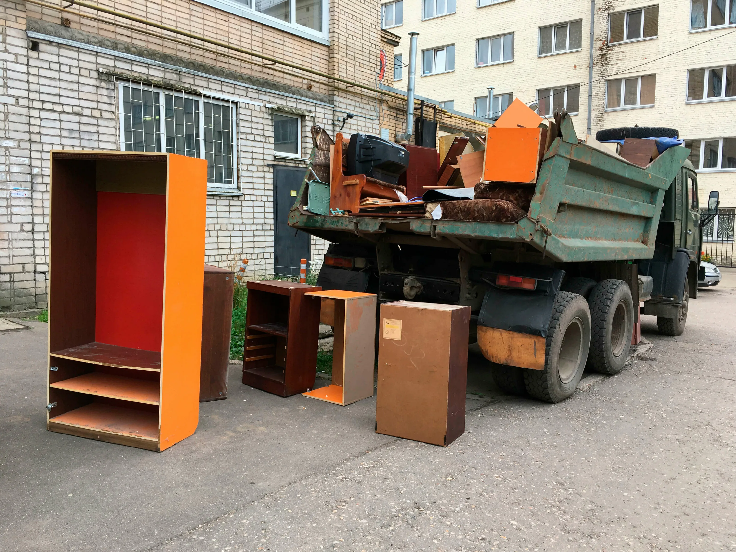 Утилизация старой мебели с вывозом и разбором в Архангельске в октябре