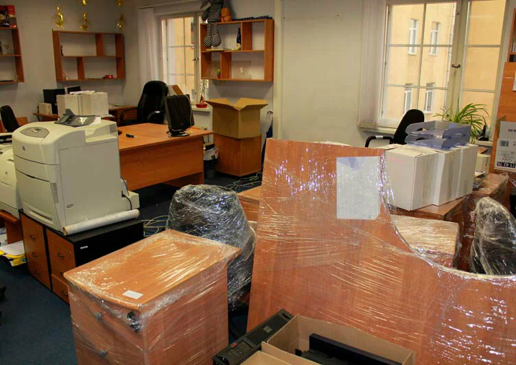 Вывоз старой офисной мебели в Архангельске в октябре