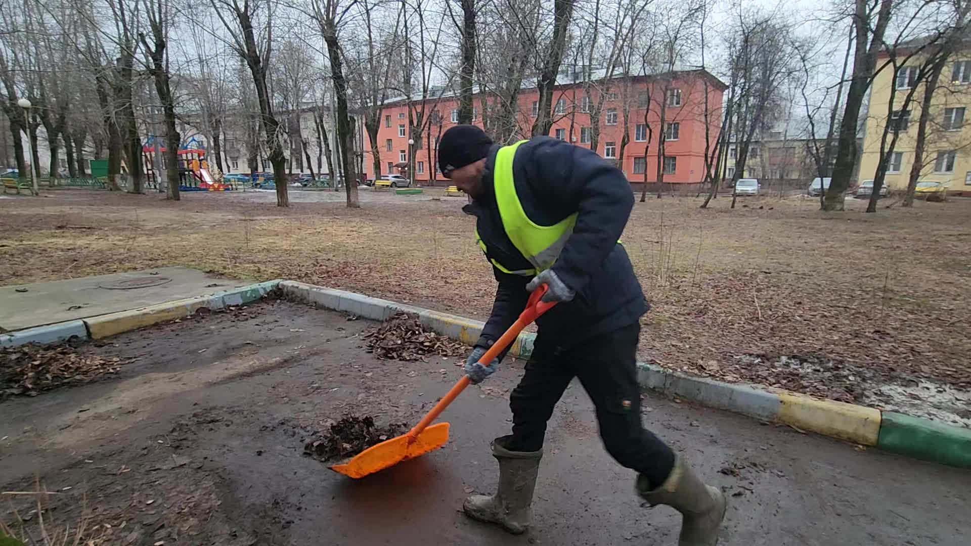 Уборка территорий в Архангельске в октябре