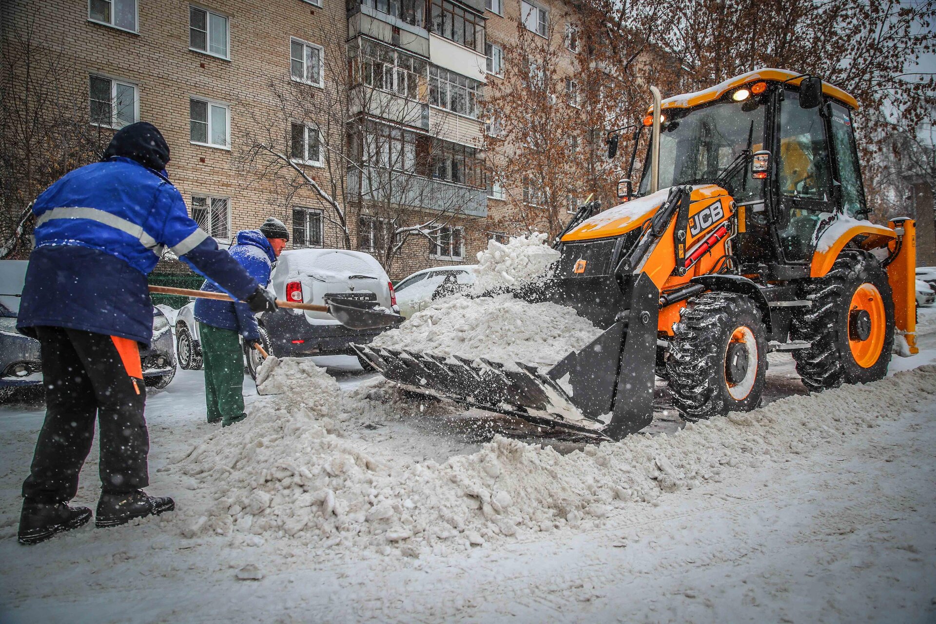 Очистка дворов от снега и наледи в Архангельске — уборка снега, трактор и ручная, цены от 514 руб. | ПроМусор