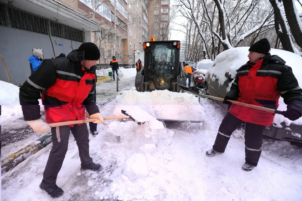 Очистка дворов от снега с гарантией результата в Архангельске в октябре