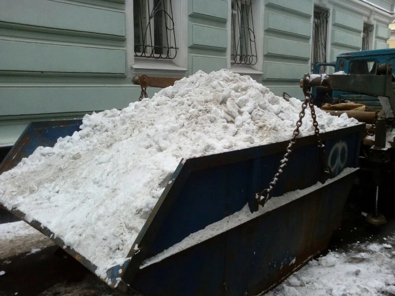 Вывоз снега контейнерами в Архангельске в октябре